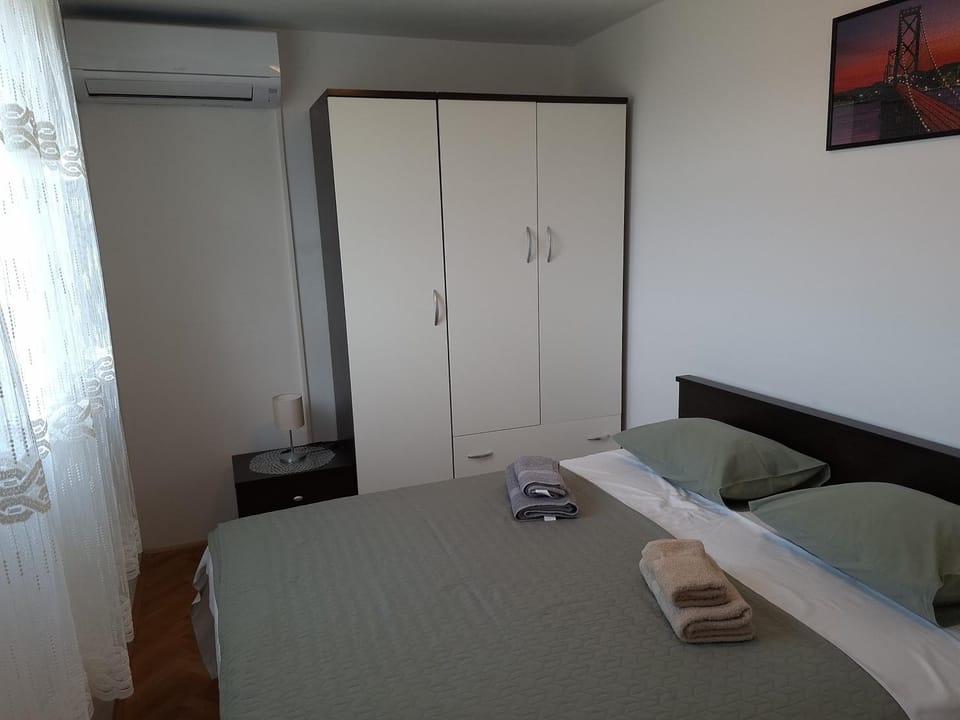Bed, Summer, Photo of the whole room, Bedroom, towels, air conditioner