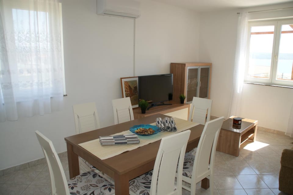 Communal lounge/ TV room, TV and multimedia, Living room, Seating area, Dining area, Evening entertainment, air conditioner