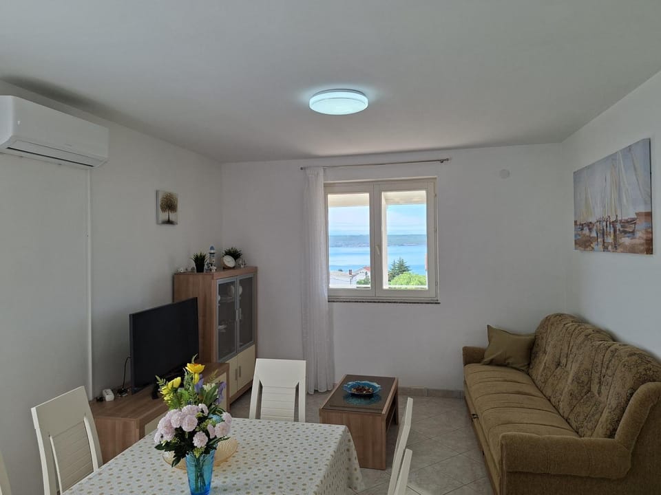 Communal lounge/ TV room, TV and multimedia, Living room, Seating area, Dining area, Sea view, Entertainment, air conditioner