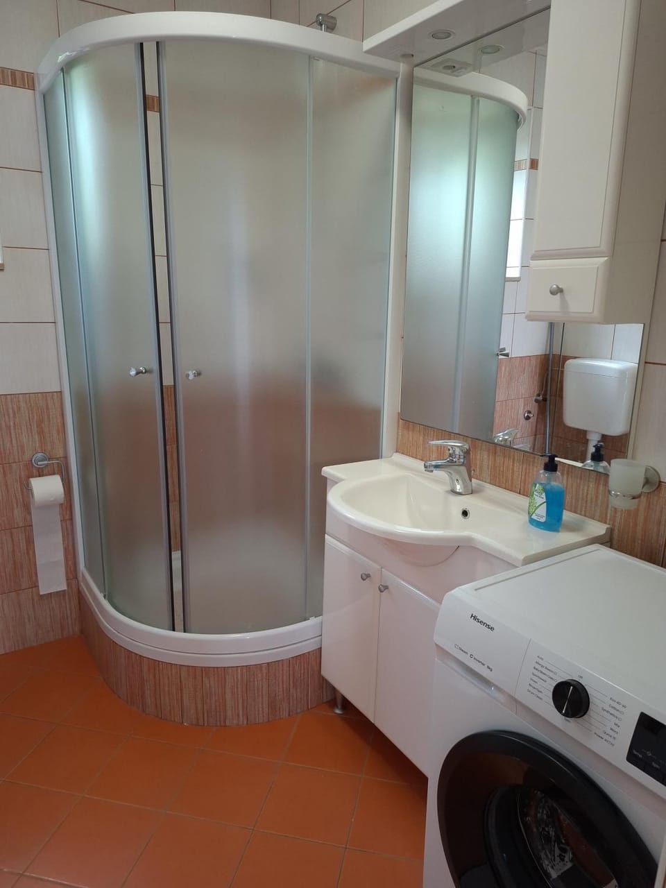 Shower, Toilet, Bathroom, Area and facilities, bidet, hair dryier, towels, washing machine