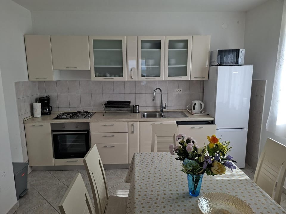 Summer, Dining area, Drinks, dishwasher, microwave, stove, air conditioner