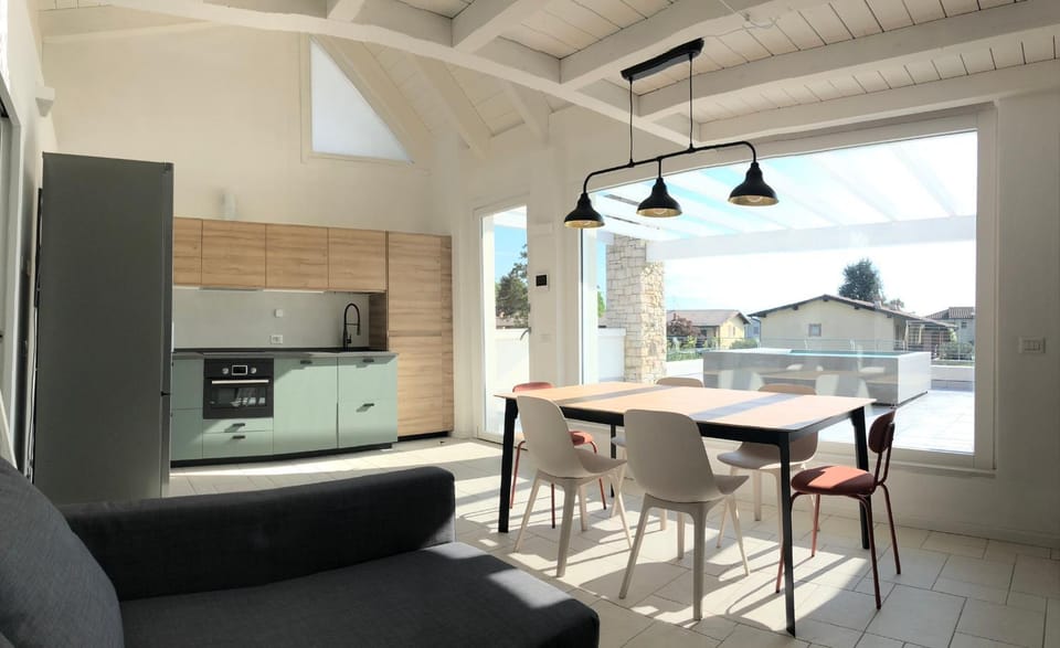 Kitchen or kitchenette, Dining area