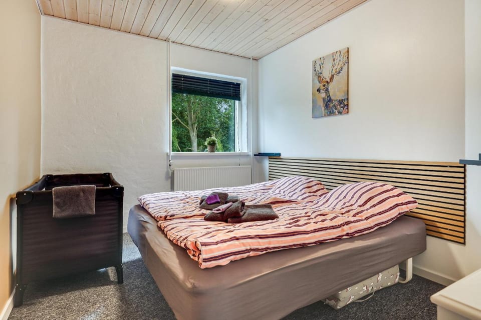 Bedroom, towels