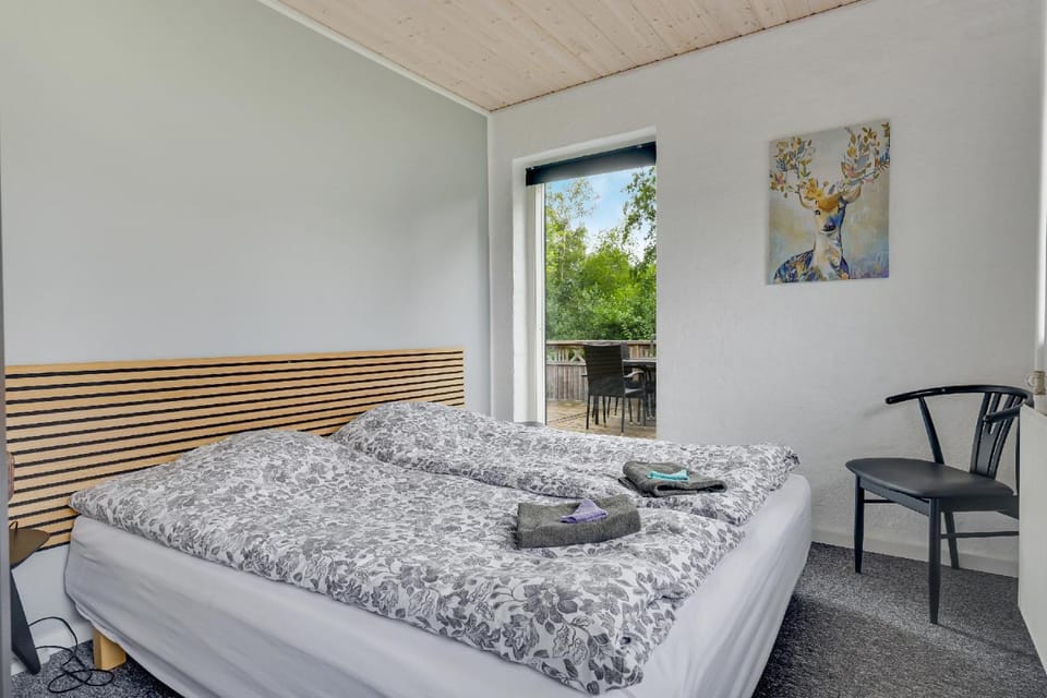 Bed, towels