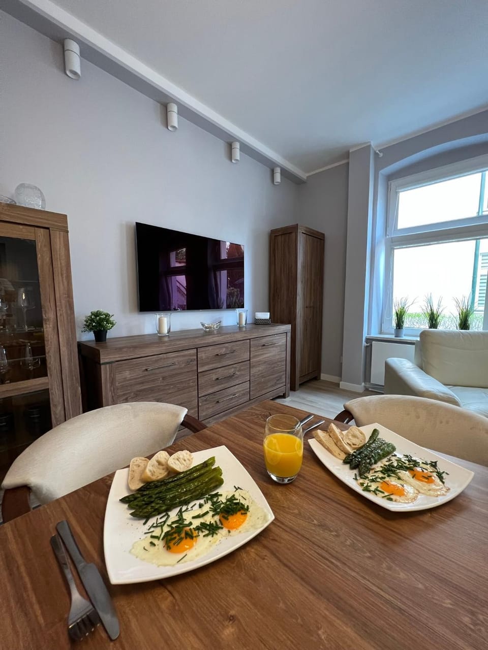 TV and multimedia, Food and drinks, Dining area, Food