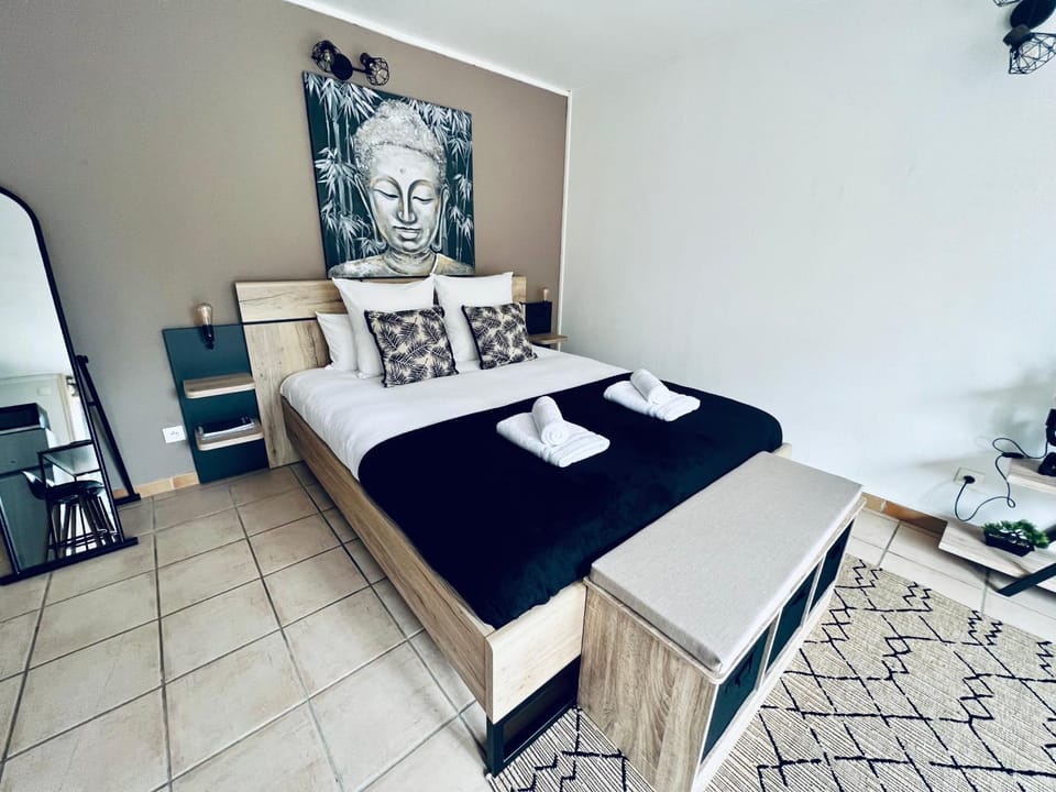 Bed, Photo of the whole room, Bedroom