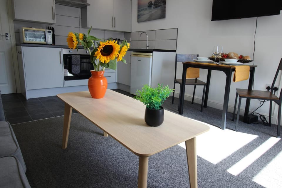 Oliver Wests Beautiful 1 Bedroom Retreat Apartment in Scarborough