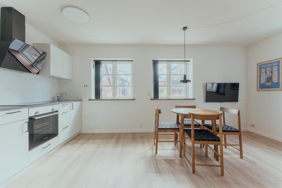 Dining area, kitchen
