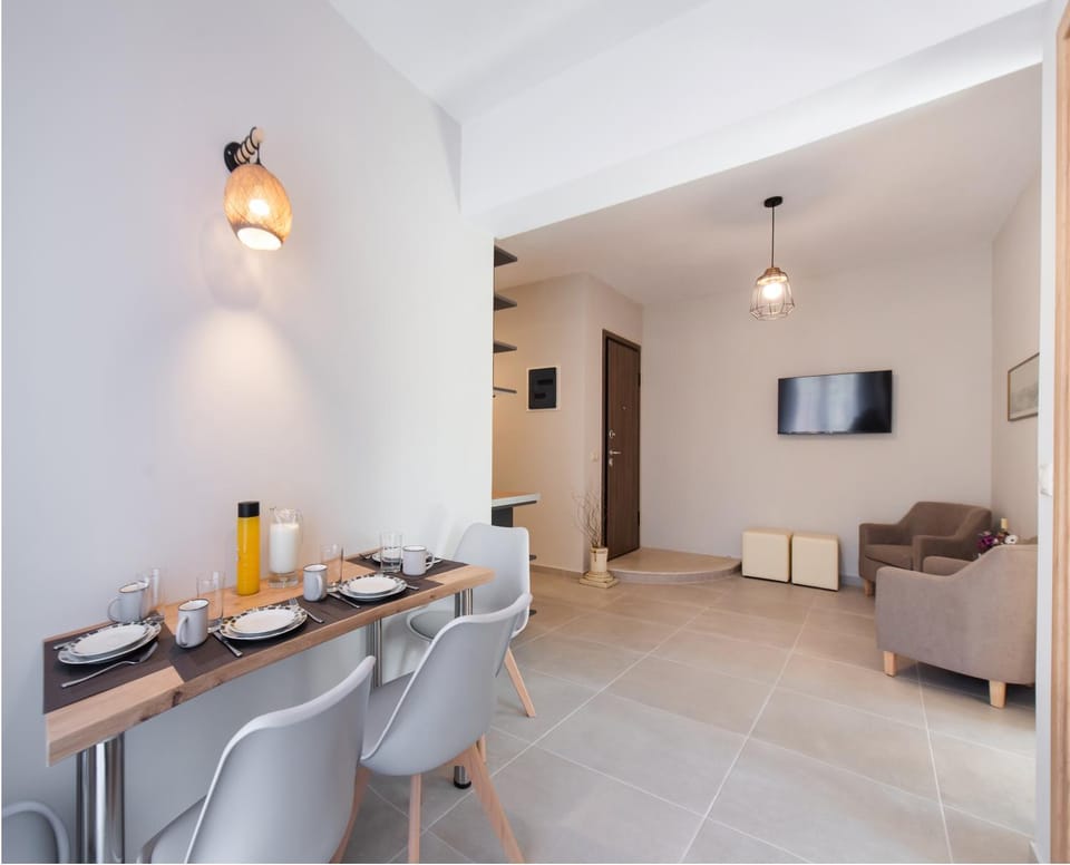 TV and multimedia, Seating area, Dining area
