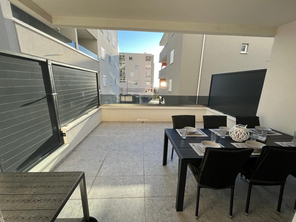 View (from property/room), Balcony/Terrace, Dining area