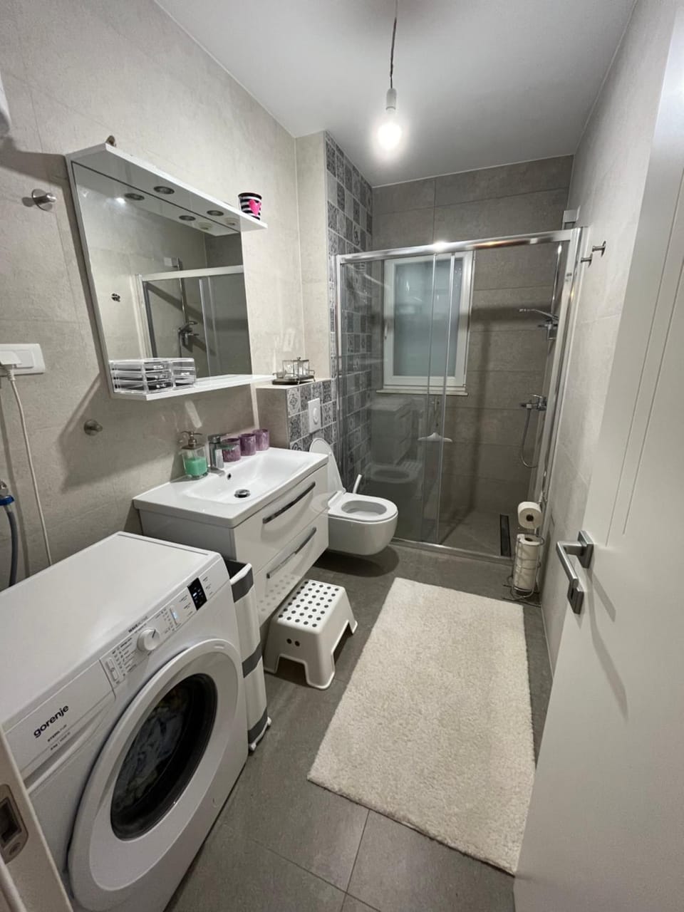 Shower, Toilet, Bathroom, towels, washing machine