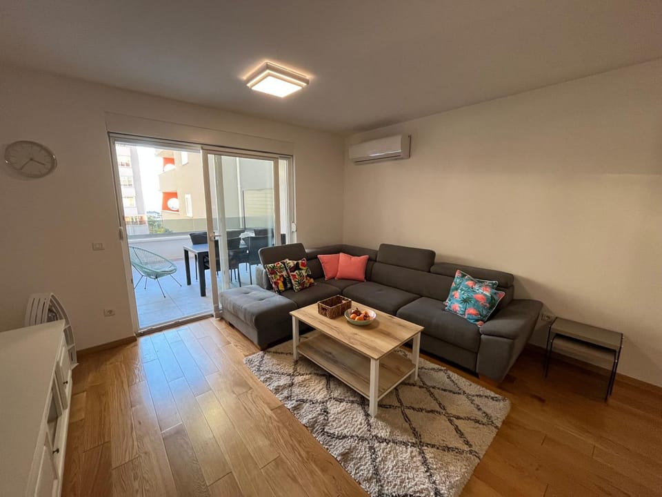 Living room, Seating area, air conditioner