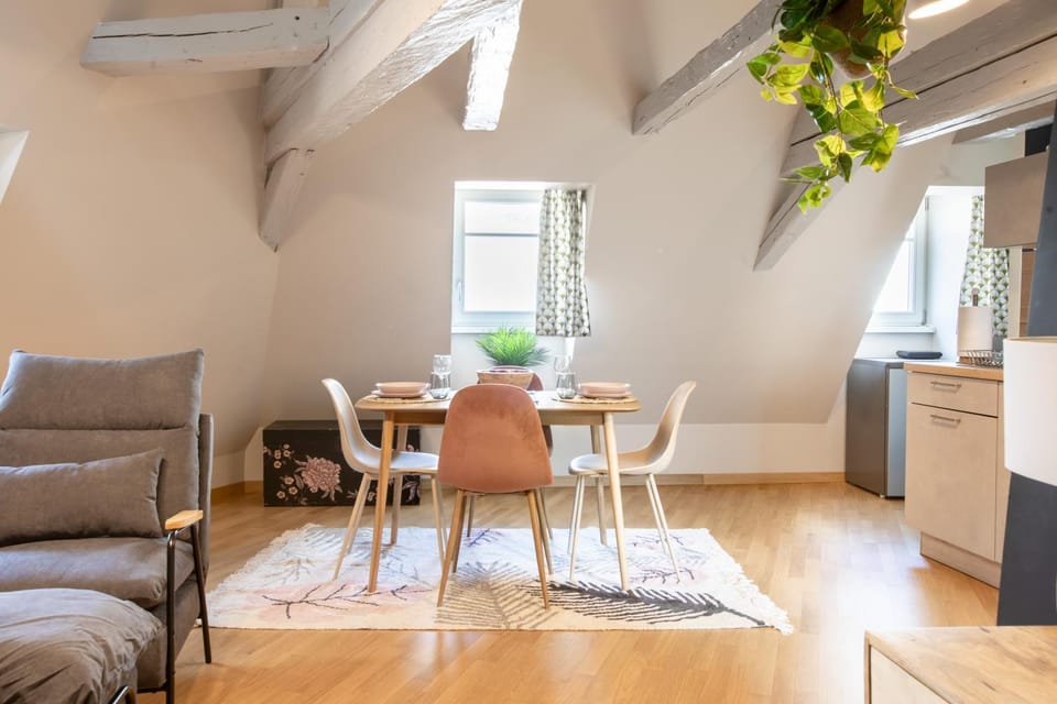 Kitchen or kitchenette, Living room, Seating area, Dining area