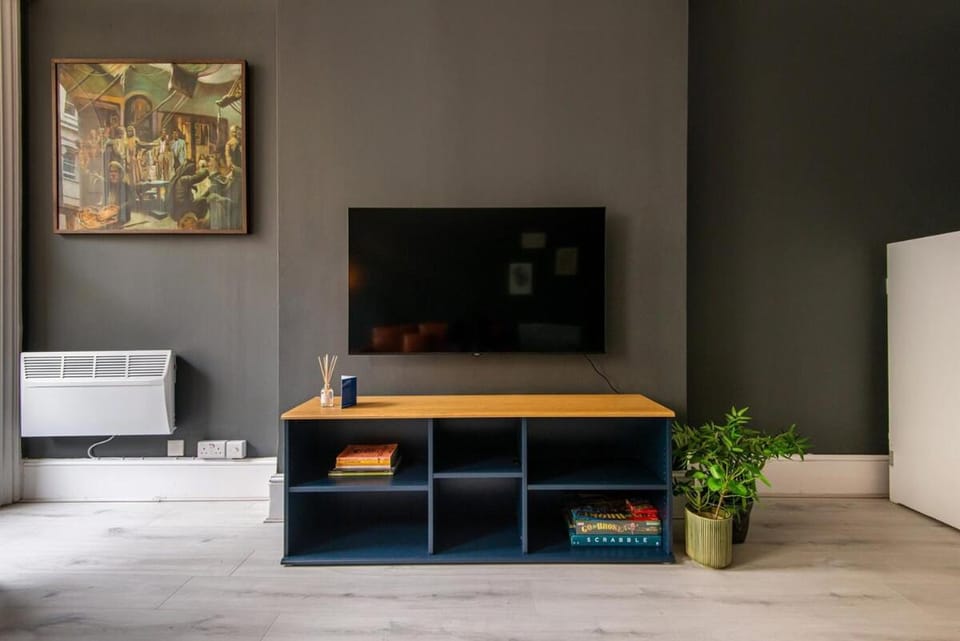 Modern 2-bedroom 30 seconds to seafront Apartment in Hove