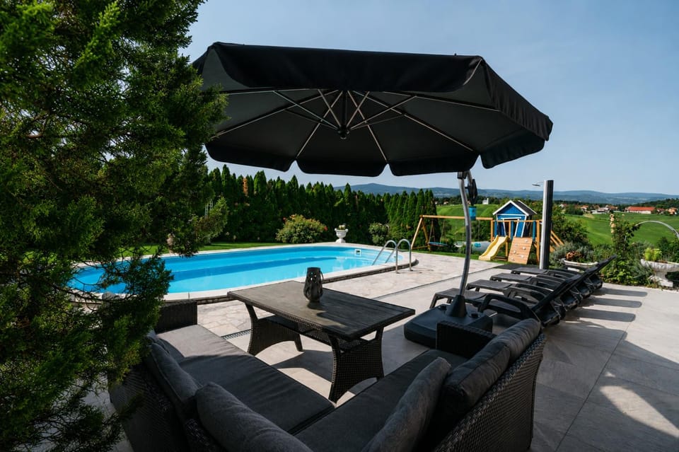 Natural landscape, Garden, Garden, Balcony/Terrace, Garden view, Pool view, Swimming pool, Swimming pool, sunbed
