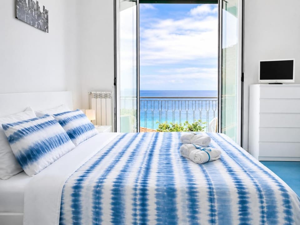 Bed, Natural landscape, TV and multimedia, Photo of the whole room, Bedroom, Sea view