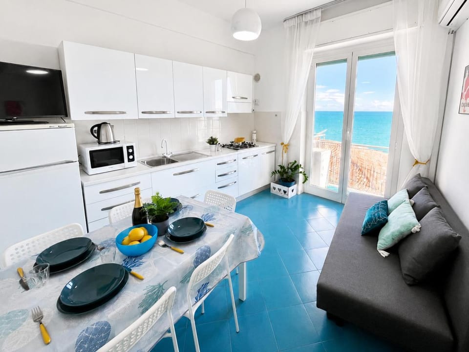 Communal lounge/ TV room, TV and multimedia, Kitchen or kitchenette, Living room, Food and drinks, Dining area, Sea view, Lunch, pet friendly, stove, kitchen