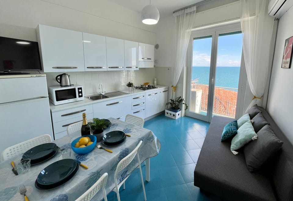 Coffee/tea facilities, Kitchen or kitchenette, Living room, Dining area, Sea view, stove