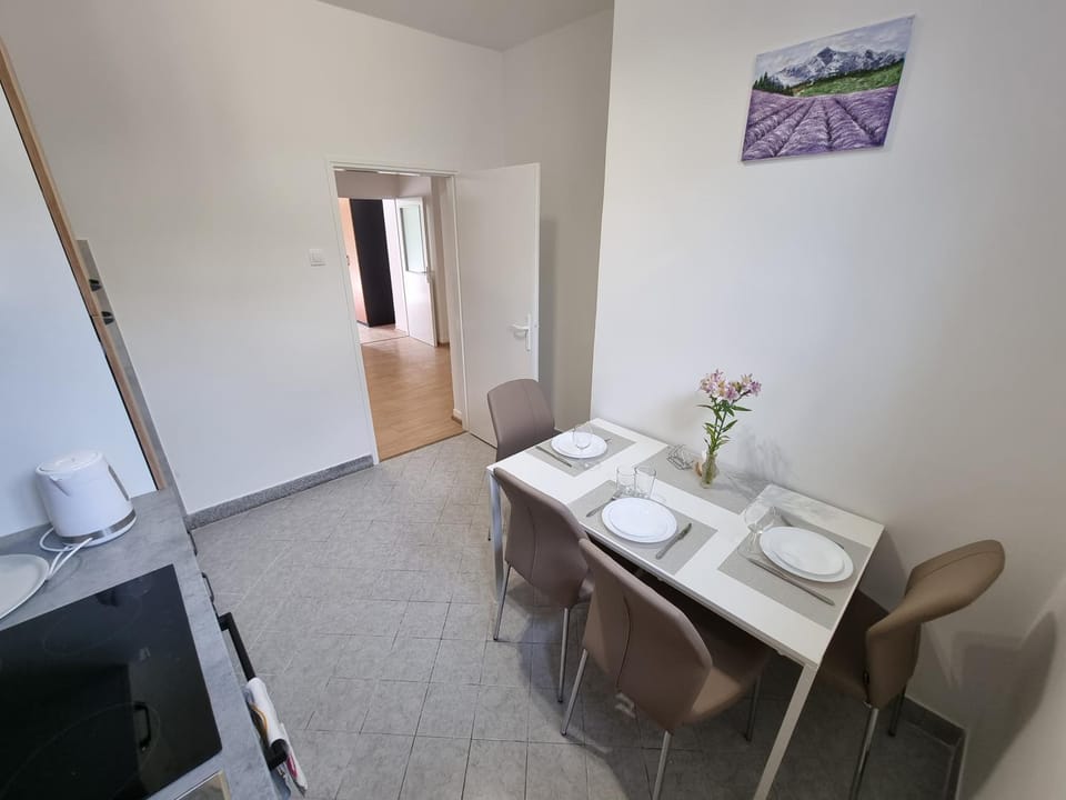Kitchen or kitchenette, Dining area
