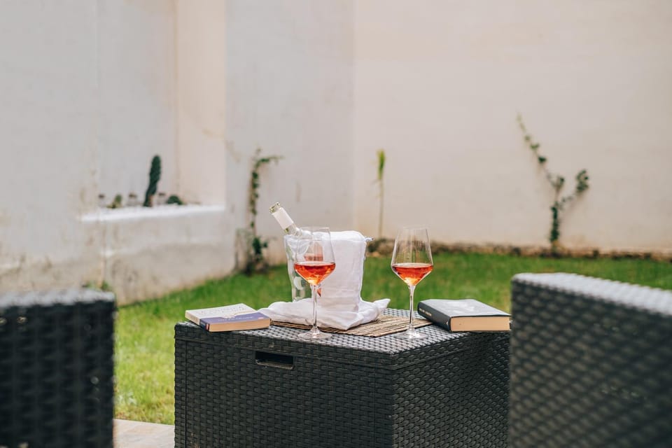 Patio, Day, Garden, Food and drinks, Garden view, Drinks, Alcoholic drinks