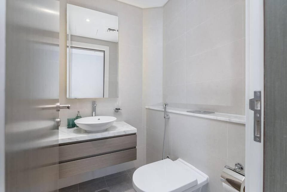 Sophisticated Business Bay Canal View by Suiteable Apartment in Dubai