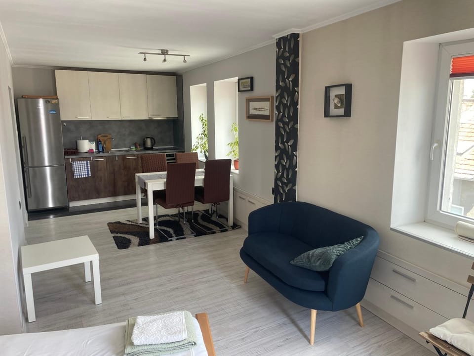 Kitchen or kitchenette, Living room, Seating area, Dining area