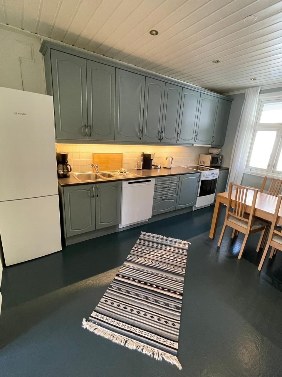 Coffee/tea facilities, dishwasher, minibar, stove, toaster, kitchen