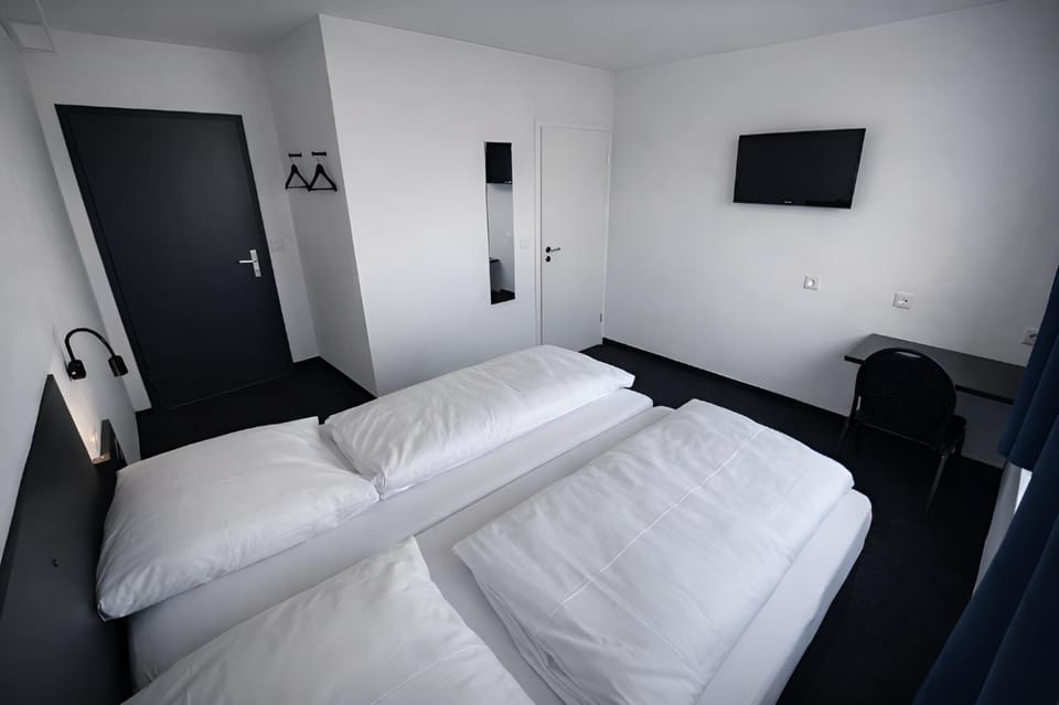 Bed, TV and multimedia, Photo of the whole room, Bedroom