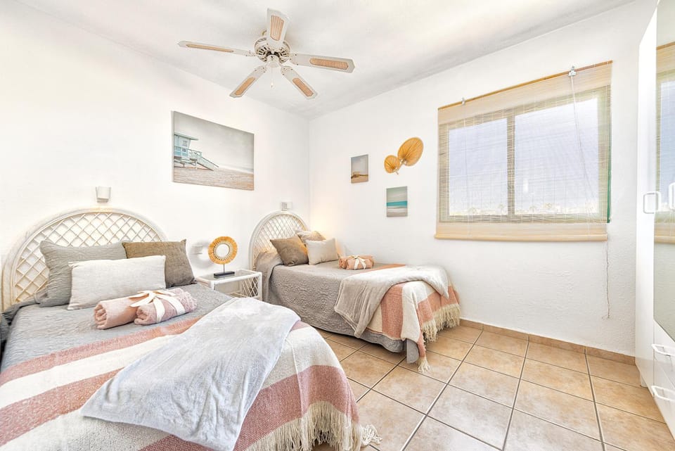 Bed, Photo of the whole room, Bedroom, fireplace