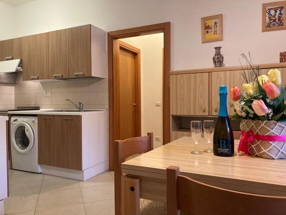 Dining area, kitchen