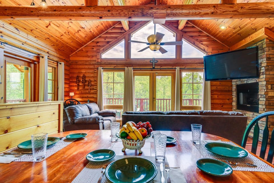 Upscale Mtn-View Smokies Cabin: Hot Tub & Fire Pit Cabin in Pittman Center