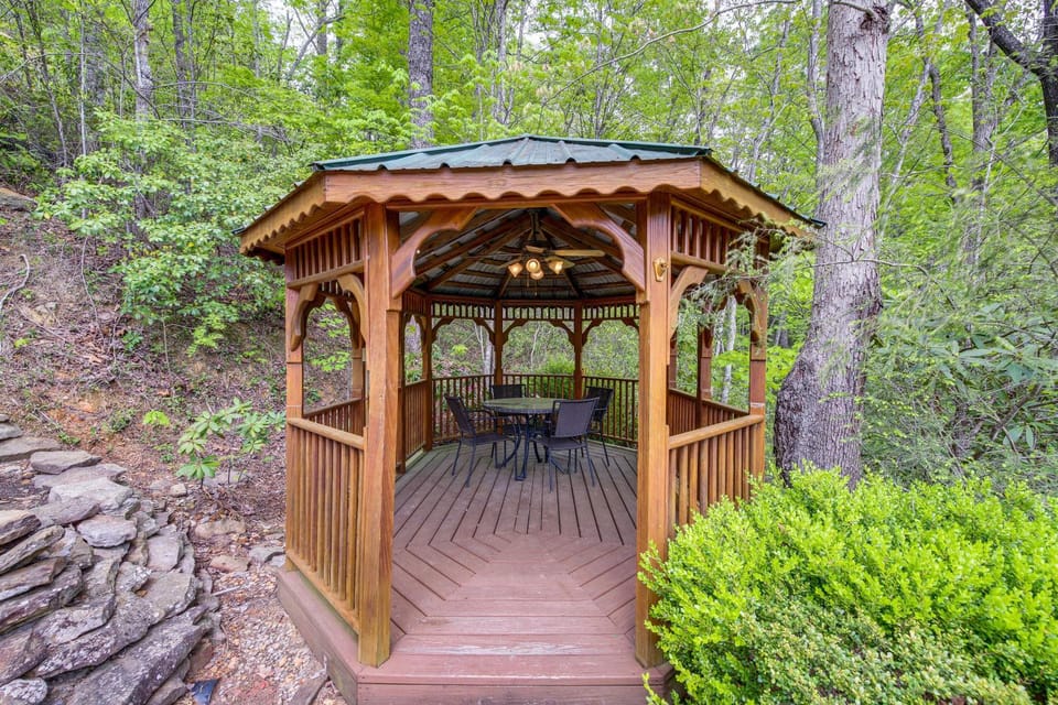 Upscale Mtn-View Smokies Cabin: Hot Tub & Fire Pit Cabin in Pittman Center
