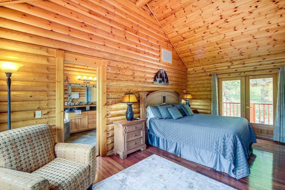 Upscale Mtn-View Smokies Cabin: Hot Tub & Fire Pit Cabin in Pittman Center