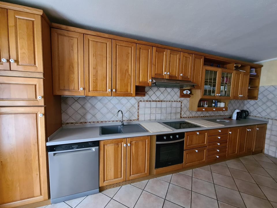 Kitchen or kitchenette, dishwasher, oven, stove
