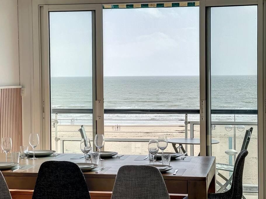 Day, Natural landscape, View (from property/room), Balcony/Terrace, Dining area, Beach, Sea view
