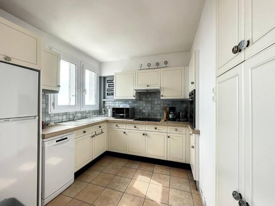 Kitchen or kitchenette, dishwasher, minibar, oven, pet friendly, stove, toaster