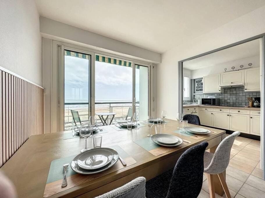 Kitchen or kitchenette, Living room, Seating area, Dining area, stove