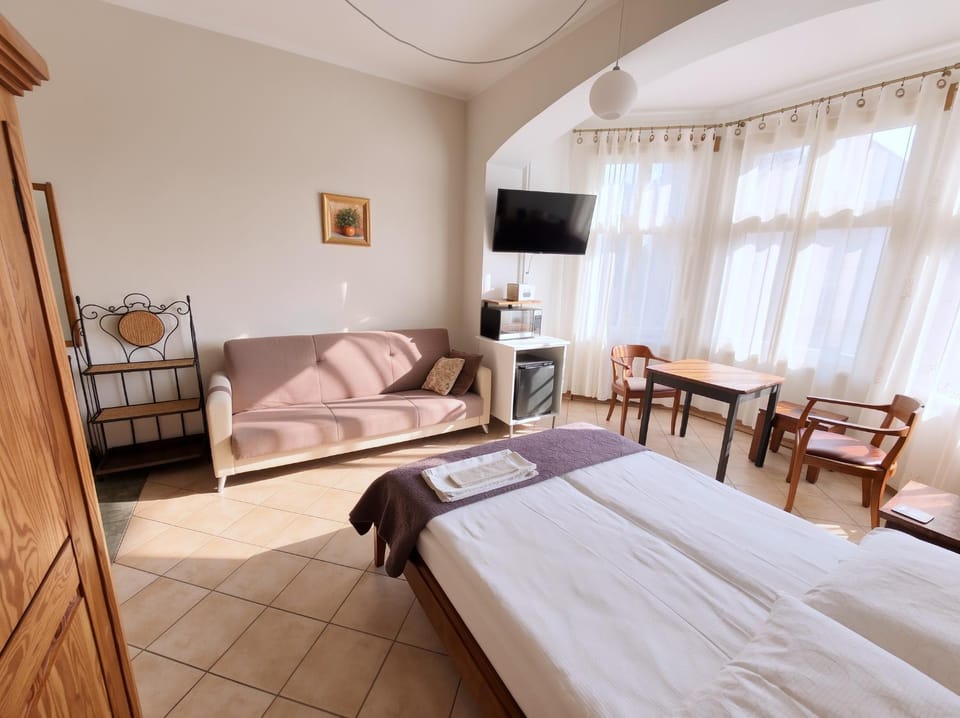 Bed, TV and multimedia, Photo of the whole room, microwave