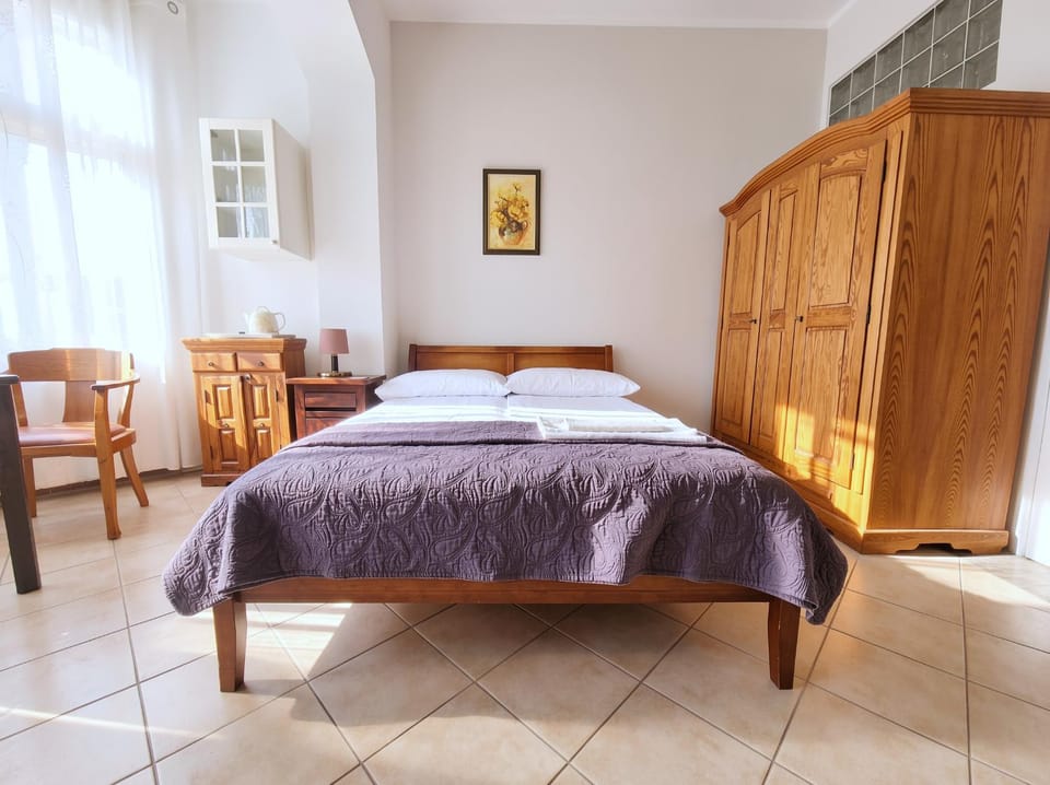 Bed, Photo of the whole room, wardrobe