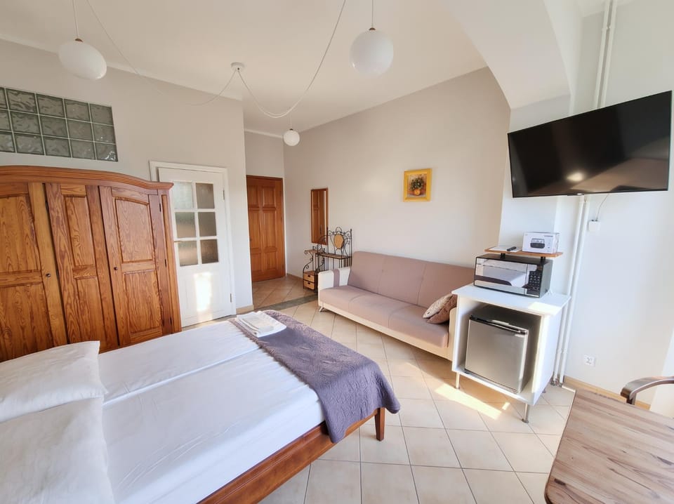 Bed, TV and multimedia, Photo of the whole room, wardrobe