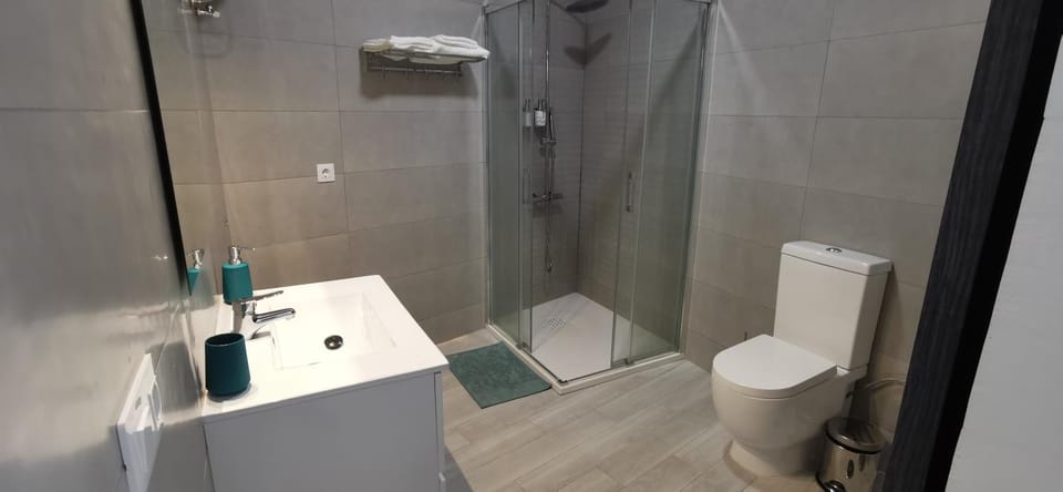 Shower, Toilet, Bathroom, towels