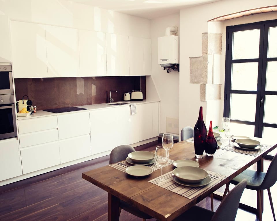 Kitchen or kitchenette, Dining area
