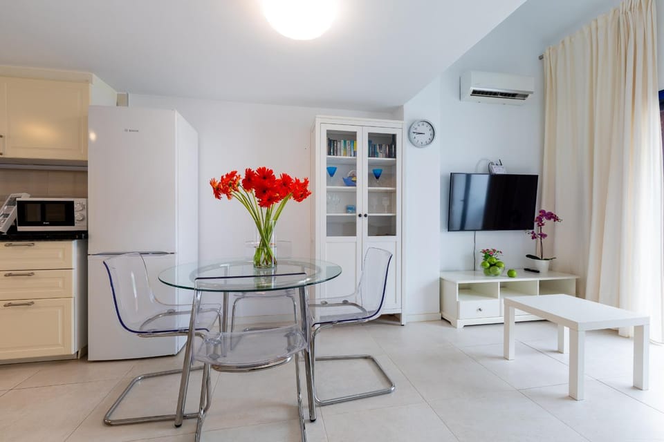 Living room, Seating area, oven, pet friendly, air conditioner