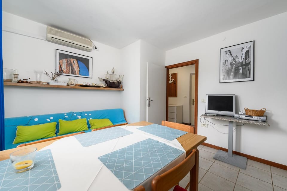 Kitchen or kitchenette, Living room, Dining area, air conditioner