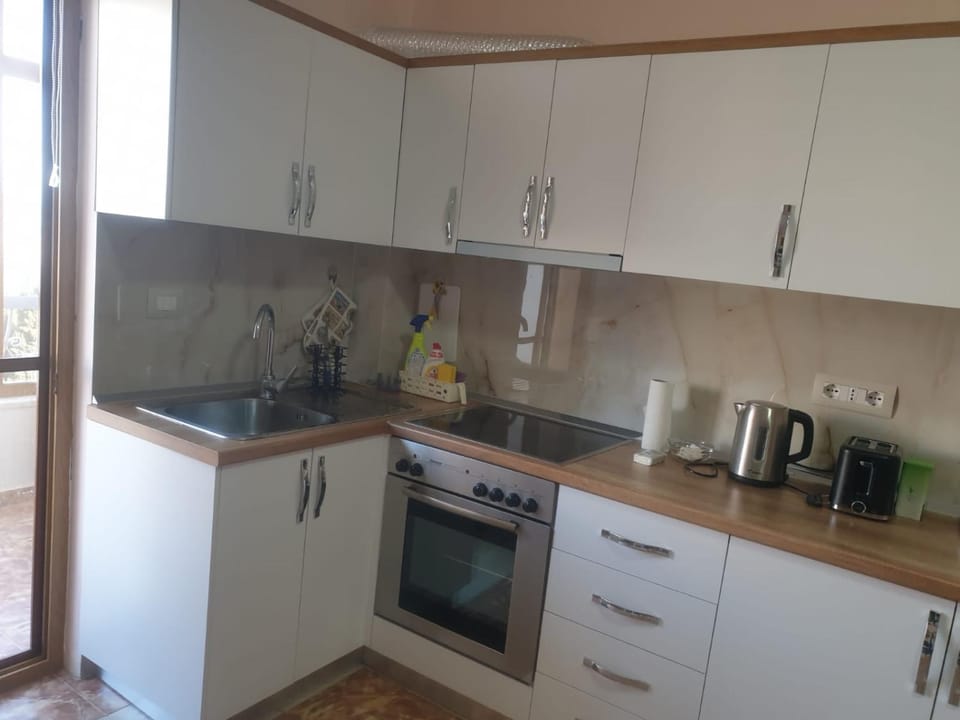 Coffee/tea facilities, Kitchen or kitchenette, stove, toaster