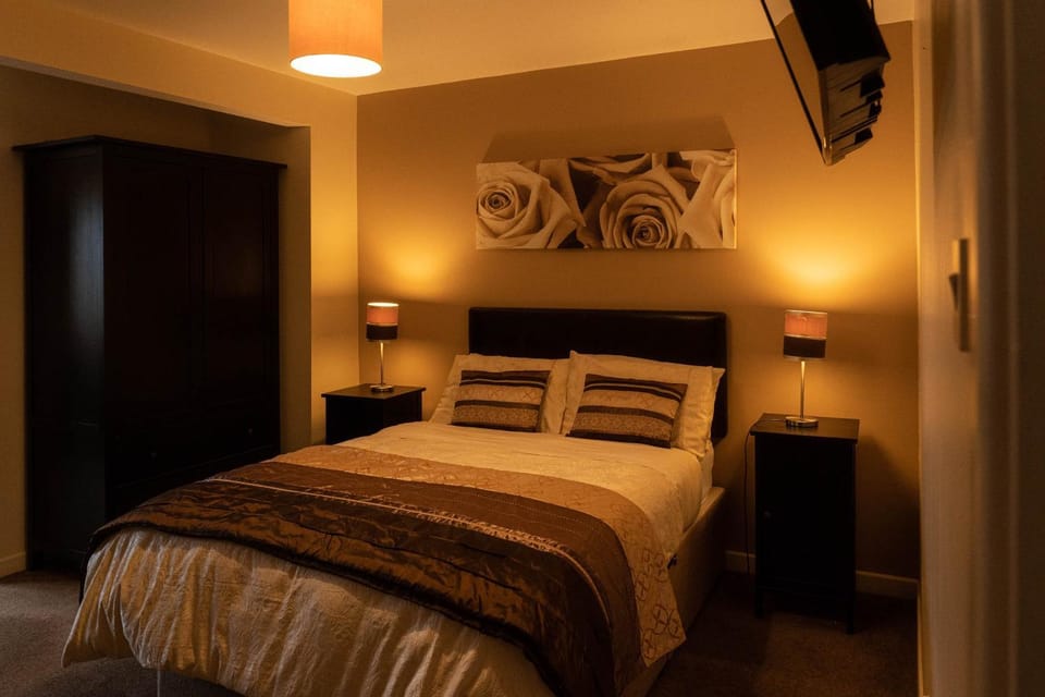 Photo of the whole room, Bedroom