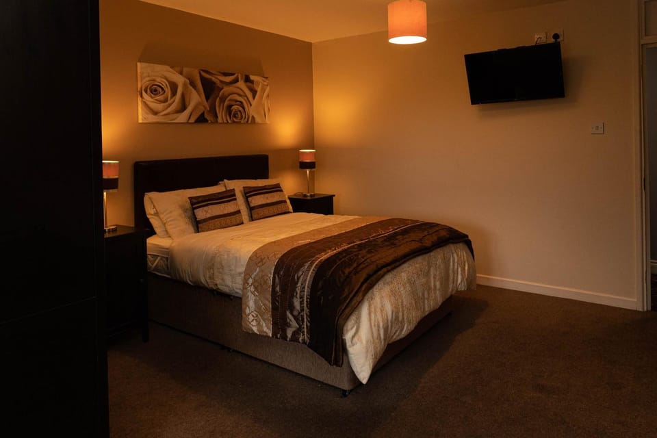 Bed, TV and multimedia, Bedroom