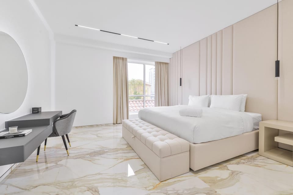 Bed, Photo of the whole room, Seating area, Bedroom