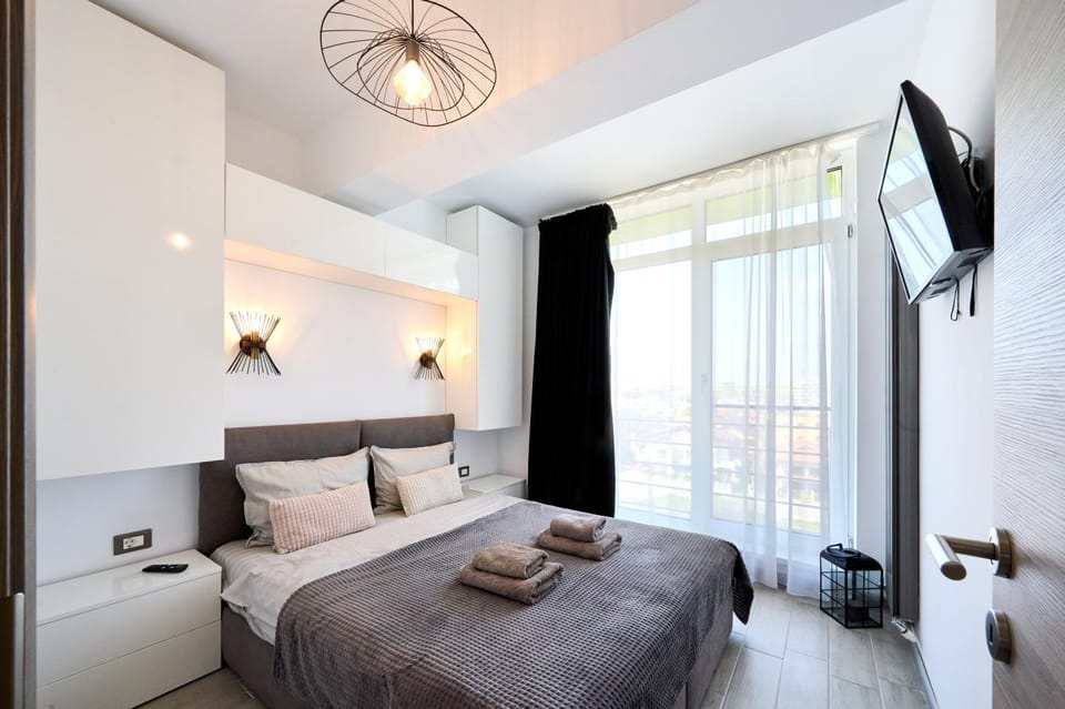 Bed, TV and multimedia, Photo of the whole room, Bedroom, towels
