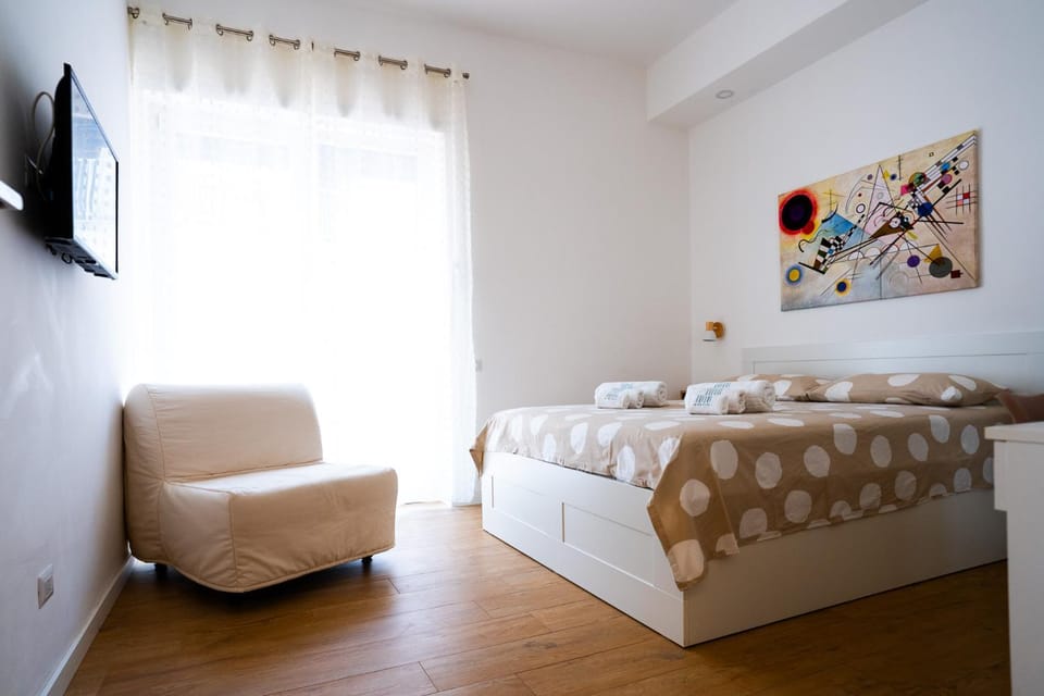 Bed, TV and multimedia, towels